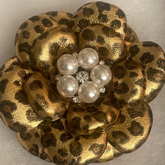 🆕 Handcrafted Gold Leopard Genuine Leather wirh Pearl Rhinestone Brooch - Picture 4 of 4